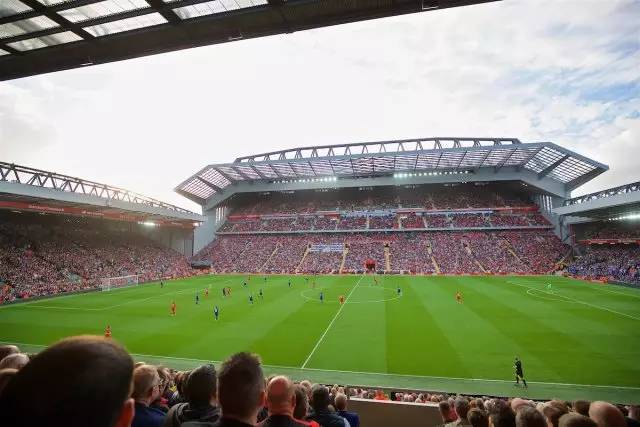 目前LCK联赛前三名的队伍是：T1、DK、GEN Clozer选手以400积分占据POG榜首位置